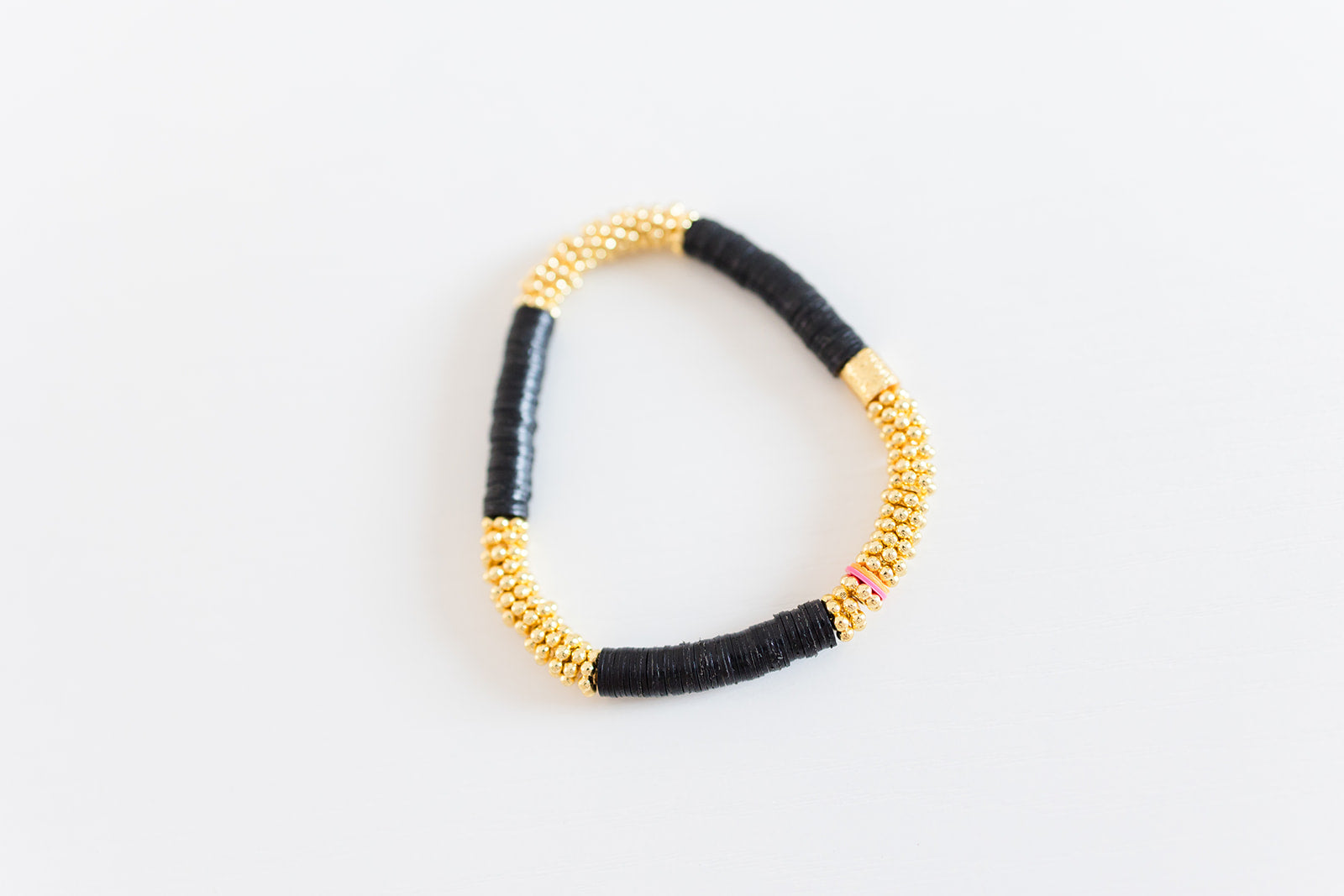 black vinyl + gold daisy, 6mm